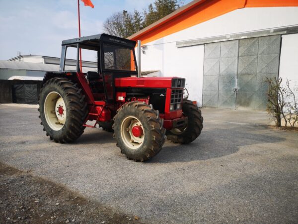 1980 International 1055 trattore agricolo
