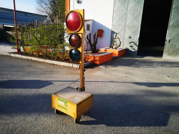 semaforo da cantiere (part missing)