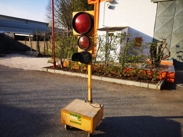 semaforo da cantiere (part missing)
