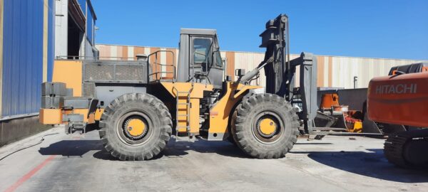Caterpillar DV43 pala gommata con forche - immagine 2