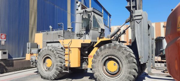 Caterpillar DV43 pala gommata con forche - immagine 3