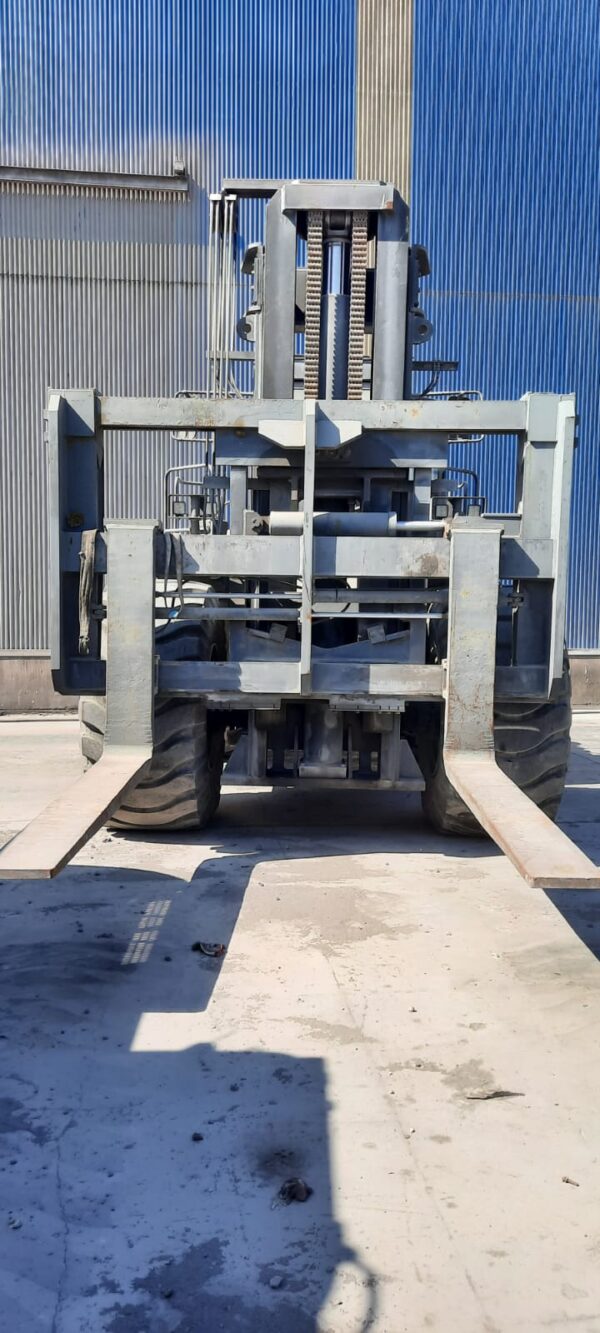 Caterpillar DV43 pala gommata con forche - immagine 18