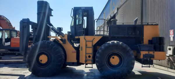 Caterpillar DV43 pala gommata con forche - immagine 4
