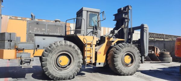Caterpillar DV43 pala gommata con forche - immagine 6