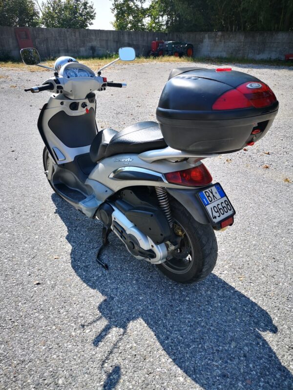 2004 piaggio beverly 500 scooter - immagine 2
