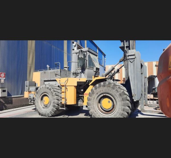 Caterpillar DV43 pala gommata con forche